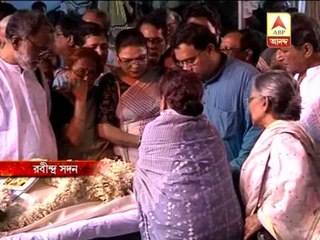 Sunil Gangopadhaya's funeral procession stops at rabindra sadan