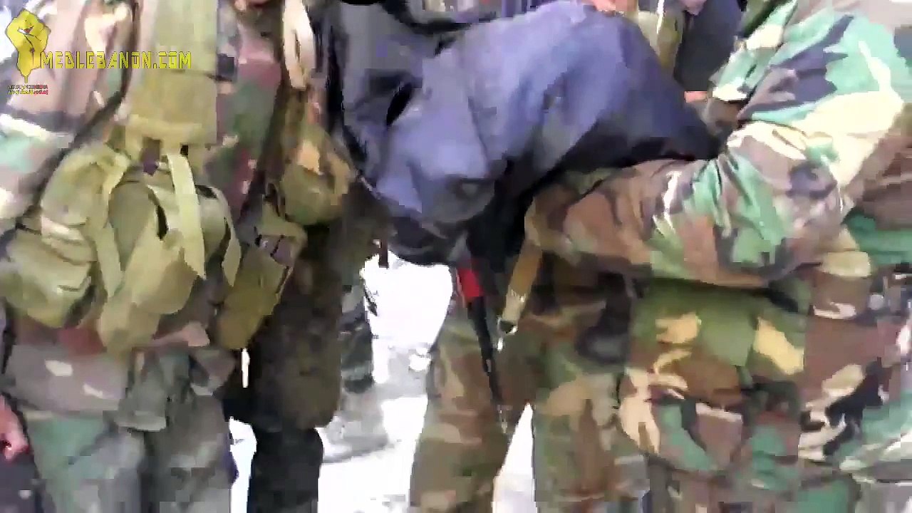 رفع راية قبة مقام الإمام الحسين (ع) على احد مساجد القصير 05 حزيران 2013[1]