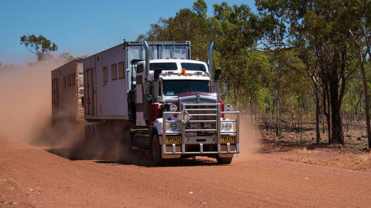 [ Autres Rediffusion - RMC Découverte ] Les routes de l'enfer Australie : Invasion de crocodiles !