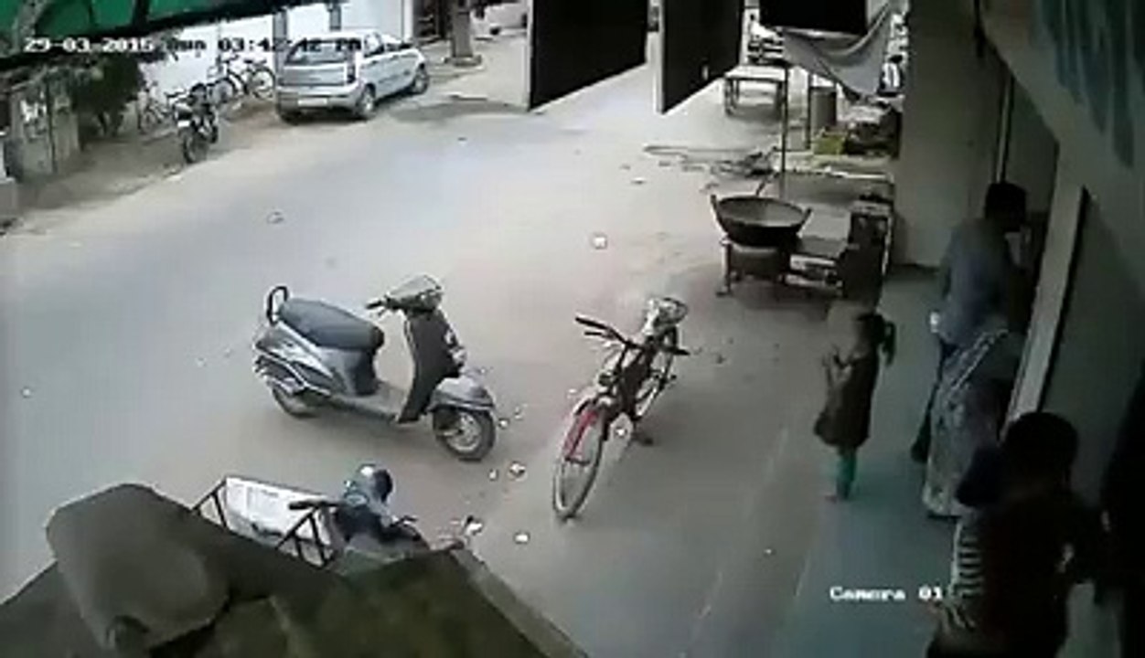 Admi bike k pas apni beti  ko khara kar dokan k andar gia us ki beti k sath kia hova camere me sub record ho gia