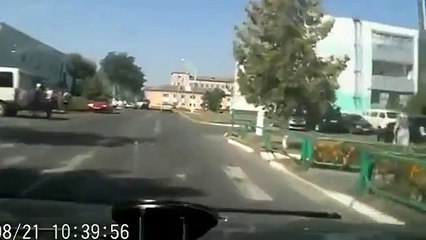 Bisikletle giderken tabelaya kafa atmak