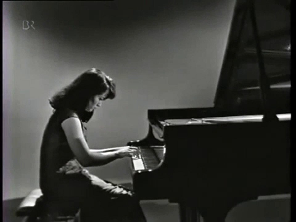 (ɔ) Chopin. Mazurka Op.24 No 2. Martha Argerich (HD)