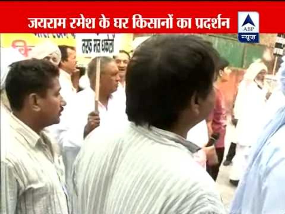 Farmers protest against Land Acquisition Bill outside Jairam Ramesh's house