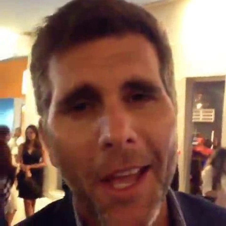 Christian Meier ‪les invita a ver la película ‪'‎Todos Los Hombres Son Iguales‬'