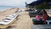 Un serveur demande à des vacanciers d’évacuer la plage... Regardez pourquoi! Dingue!