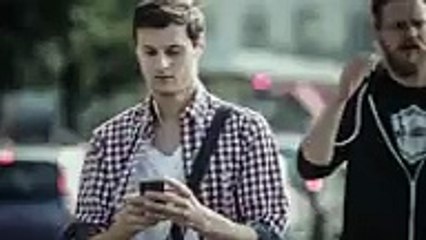 Il a les yeux fixés sur son téléphone, mais ce qui va se produire vous fera crier