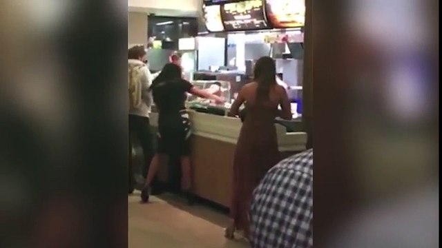 Dos mujeres enfurecidas atacan a empleados del McDonald's
