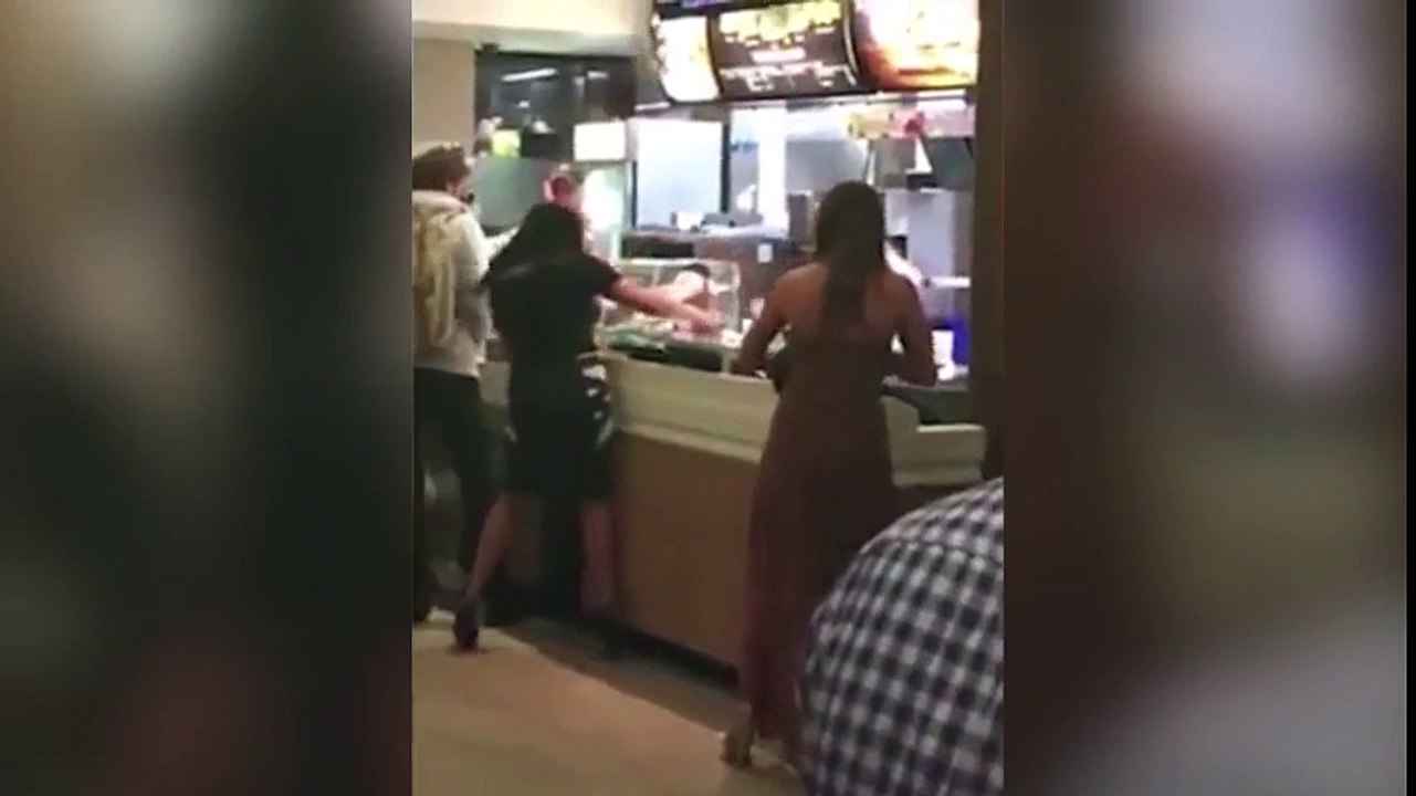 Dos mujeres enfurecidas atacan a empleados del McDonald's