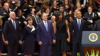 بوش يرقص بحفل تأبين رجال شرطة قتلوا بدالاس