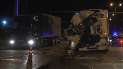 Tıra Çarpan Kamyon Sürücüsü Yaralandı