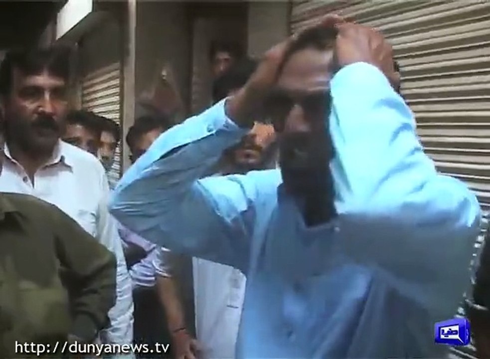 Fake Income Tax Inspector gets Beaten by people in Multan