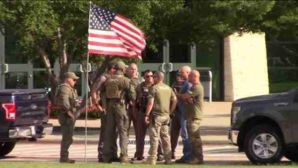 Miles de personas asisten a los funerales de 3 de los 5 policías asesinados en Dallas