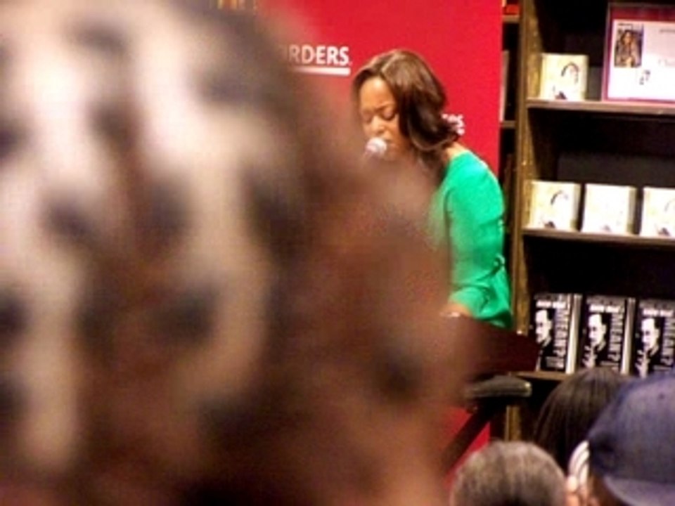 Chrisette Michele at Borders in NYC #2