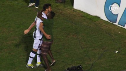 Nos braços da galera! Luan é agarrado por torcedor durante comemoração