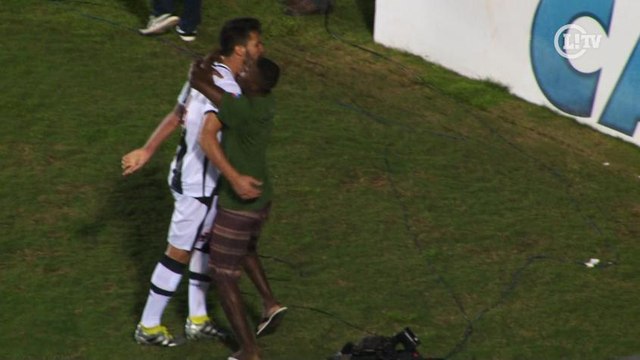 Nos braços da galera! Luan é agarrado por torcedor durante comemoração