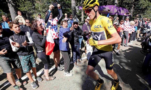 Tour de France 2016 : Christopher Froome chute et continue la course à pied, la vidéo insolite !