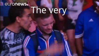 Euro 2016 - Finale : Un enfant portugais console un supporter français en larmes