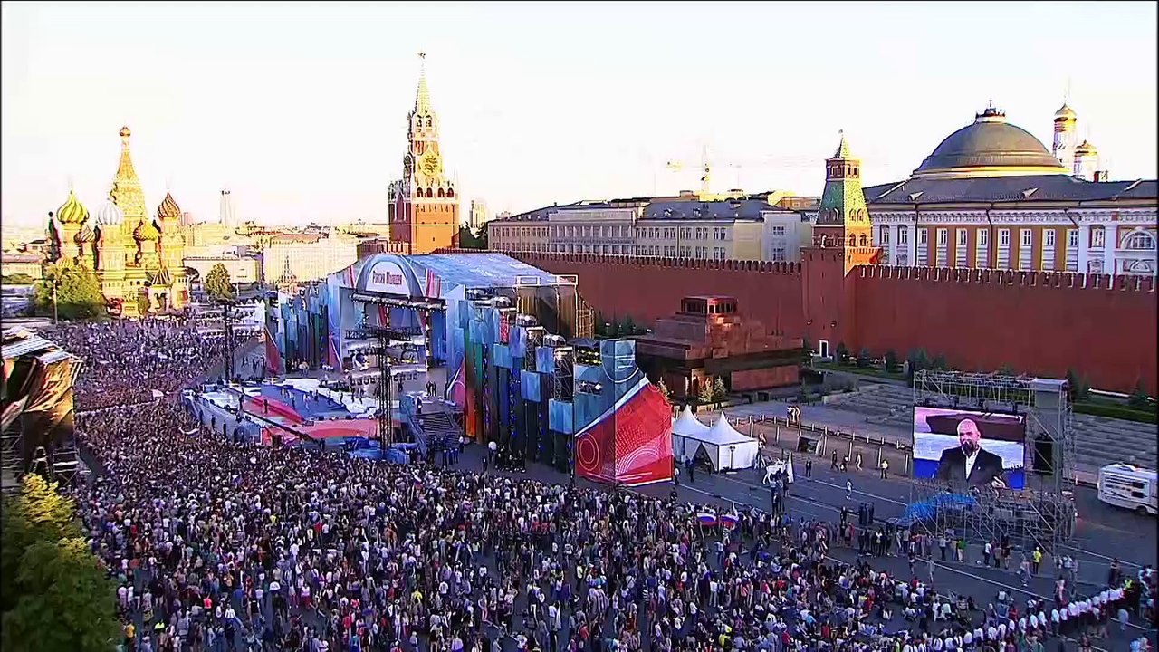 Спектакль «Кот в сапогах» подарила детям Кинокомпания «Союз Маринс Групп»