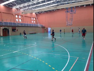 ESCUELA DE VERANO: TRABAJANDO EL PASE Y ENTRADA A CANASTA.