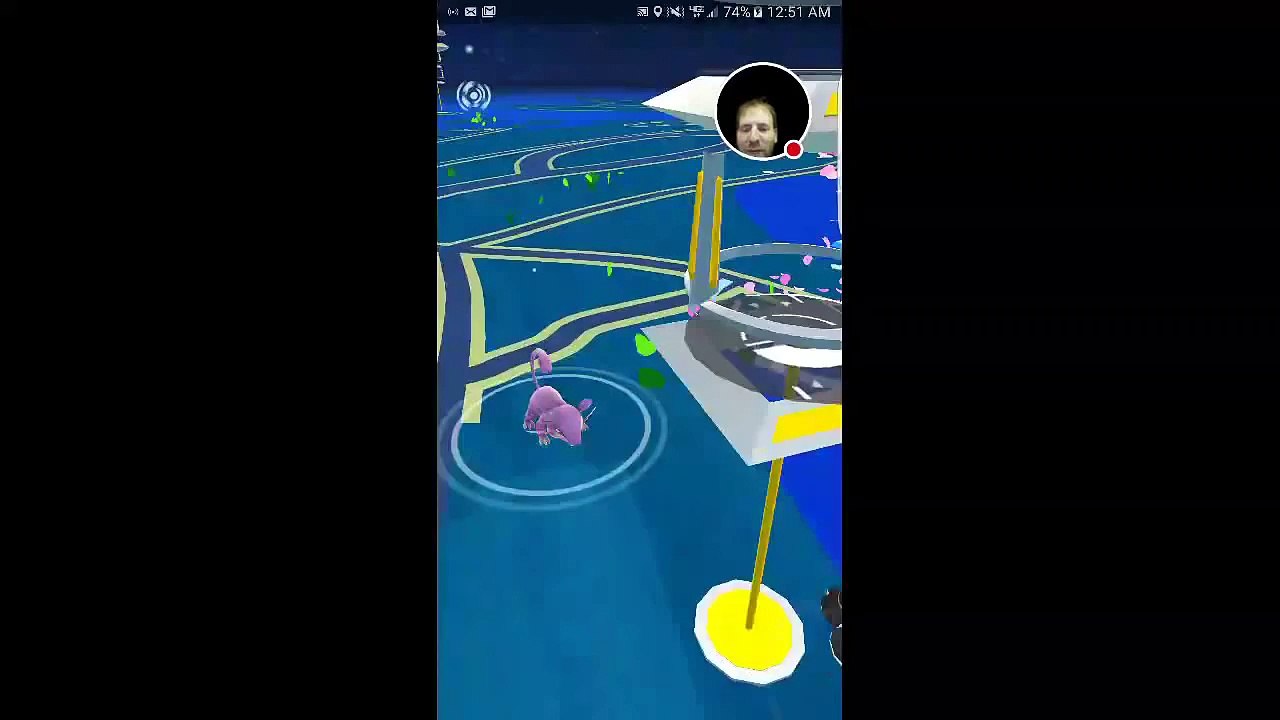 Il tombe dans un étang en jouant à Pokemon GO