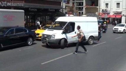 Taksim'de Şüpheli Çanta Alarmı