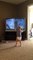 Adorable : ce bébé se prend pour Rocky devant la télévision