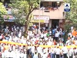 Shiv Sainiks and locals waiting to get a last glimpse of Bal Thackeray