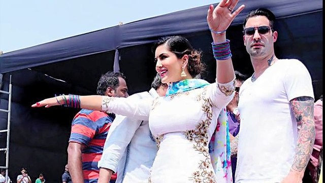 OMG!! Sunny Leone SLAPS Journalist !!