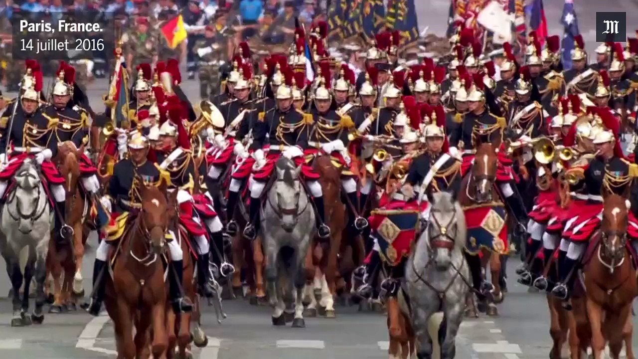 14-Juillet : des guerriers maoris défilent pieds nus sur les Champs-Elysées