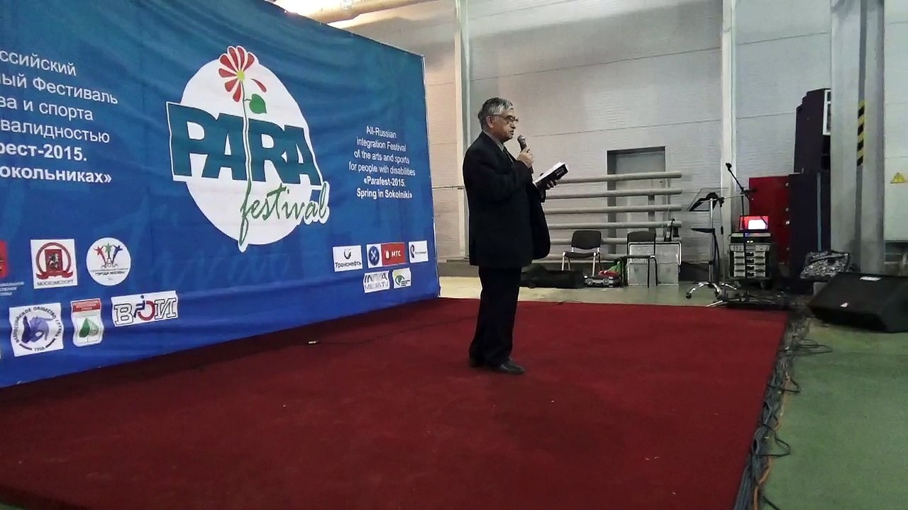 Читает свое стихотворение