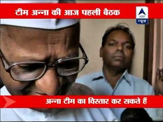 Anna Hazare holds meeting in Delhi