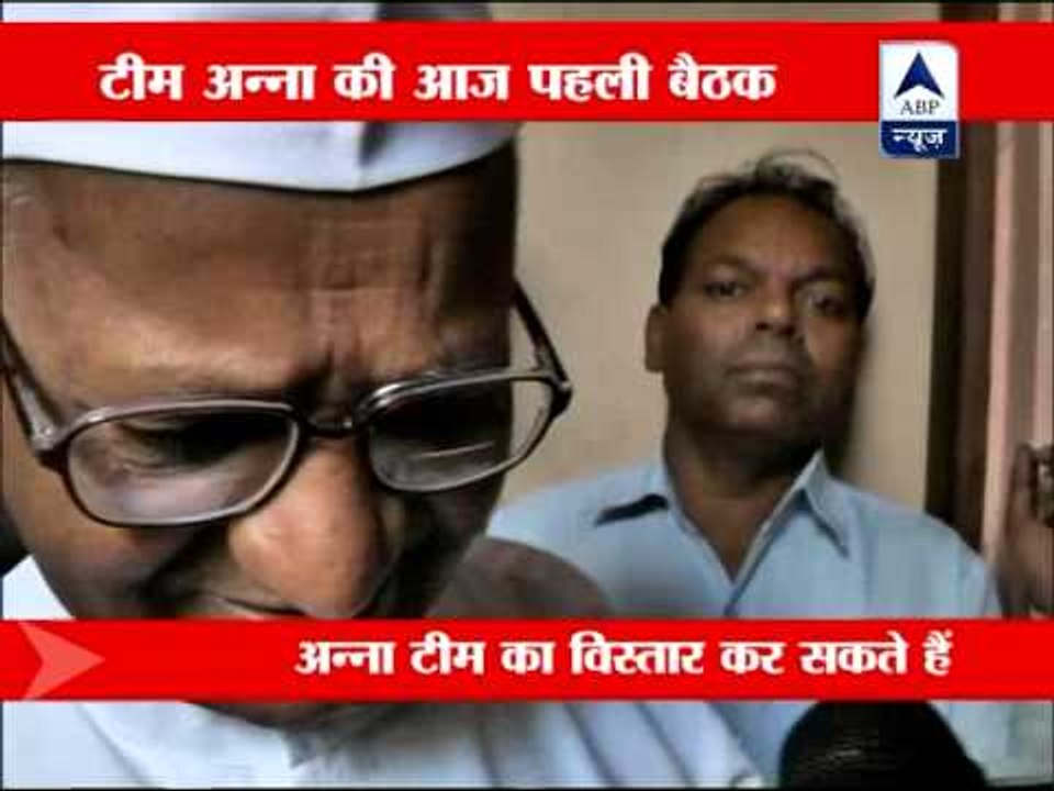 Anna Hazare holds meeting in Delhi