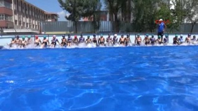 Adana'da Çocuklar Portatif Havuzlarda Yüzme Öğrenip Serinliyor
