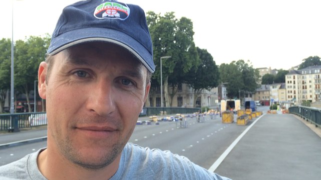 Le feu d'artifice en préparation sur le pont de l'Europe à Laval