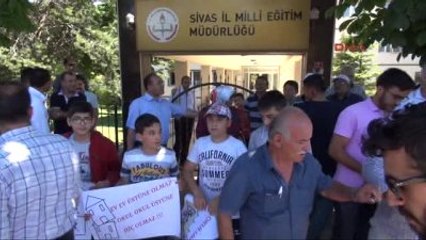 Sivas'ta Okulların Birleştirilmesi Kararı Protesto Edildi