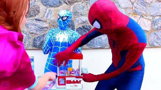 Maleficent ve Örümcek Adam Eğlenceli Şeker Makinesi ! Frozen Elsa , Pembe Spidergirl ve Doktor !