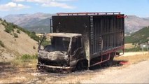 Tunceli'de Yol Kesen PKK'lılar Araç Yaktı