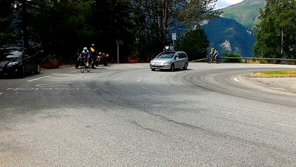 Alpe d'Huez : efforts et encouragements au virage 7
