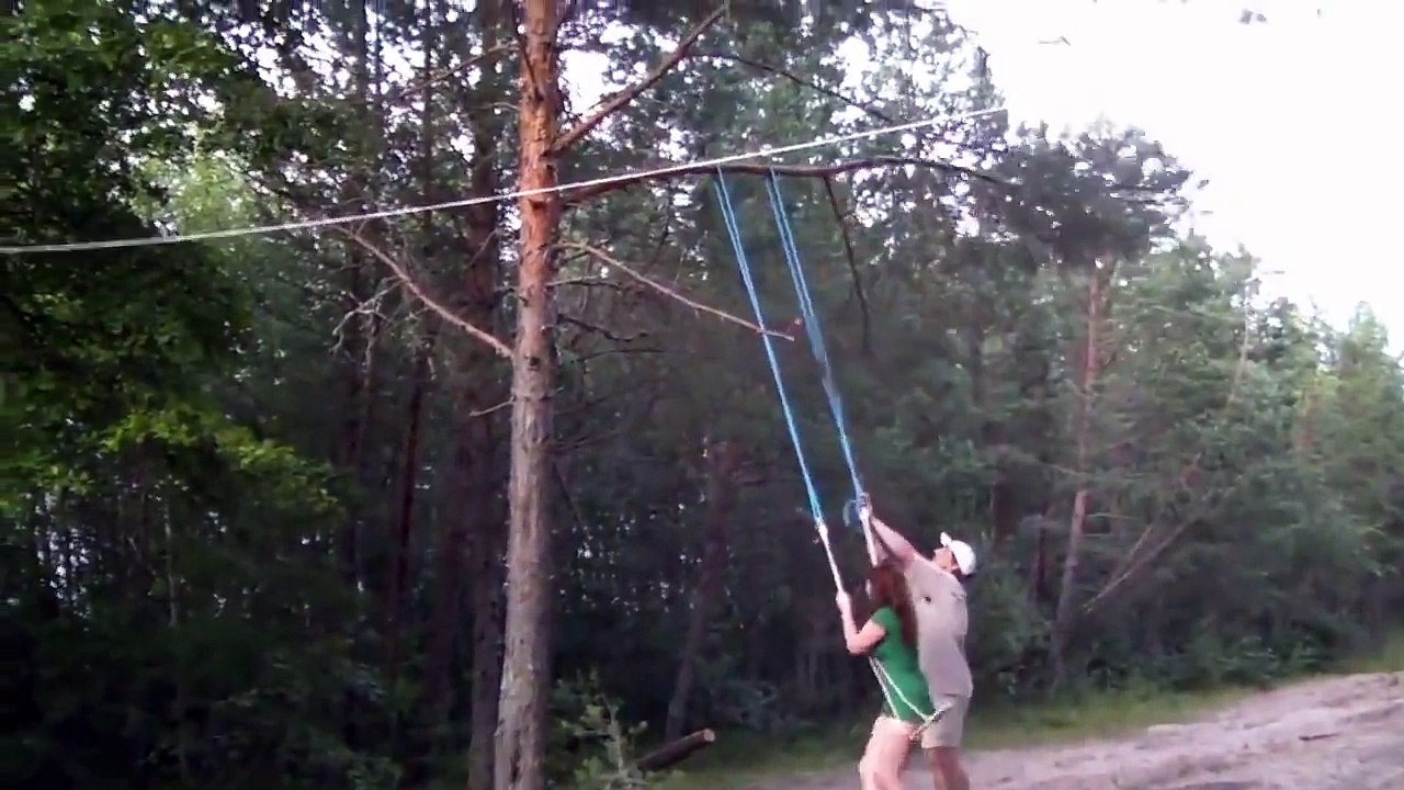 Elle chute d'une balançoire et s'éclate le fion! ça fait mal