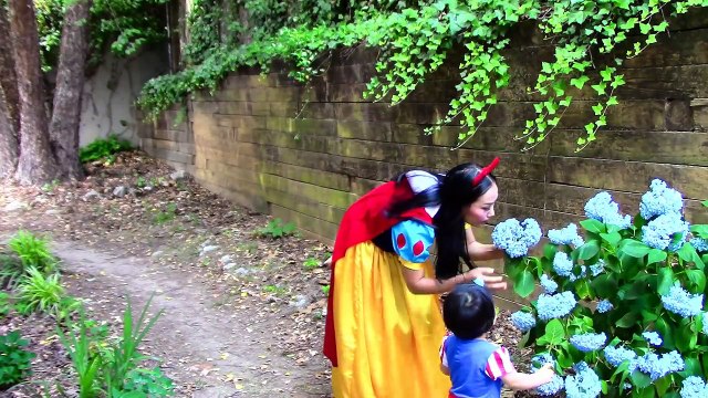 Snow Whites baby becomes Catbaby: Spiderman & Snow White vs Catwoman funny superhero video
