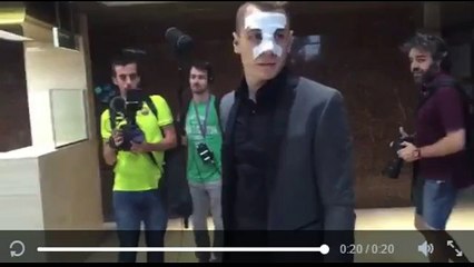 Digne arrive à Barcelone avec un masque sur le nez