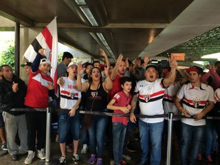 Após eliminação, torcida do São Paulo apoia o time na chegada ao Brasil
