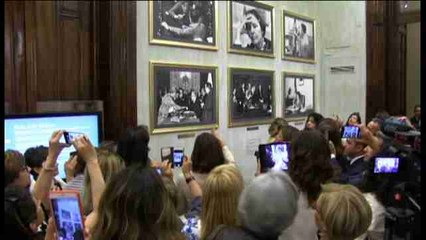 Las "pioneras" políticas de Italia, reunidas en una sala de Parlamento
