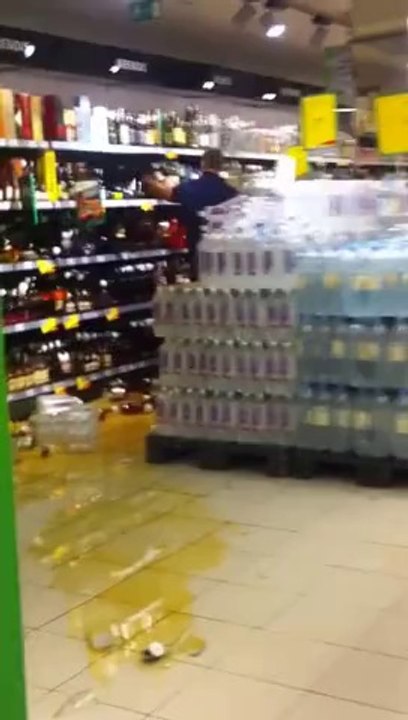 Un homme pète un câble et casse tout dans un magasin !