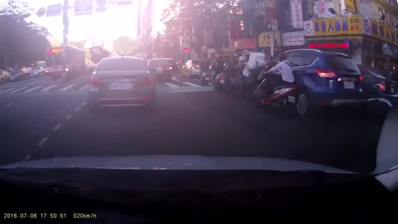 Une voiture percute plusieurs scooters en ville