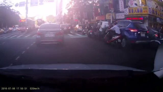 Une voiture percute plusieurs scooters en ville