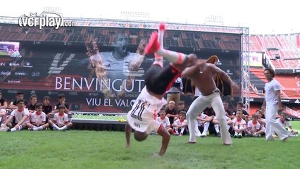 Nani joga capoeira em apresentação no Valencia
