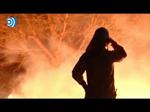 Desalojan a centenares de personas por el incendio de la Línea de la Concepción en Cádiz