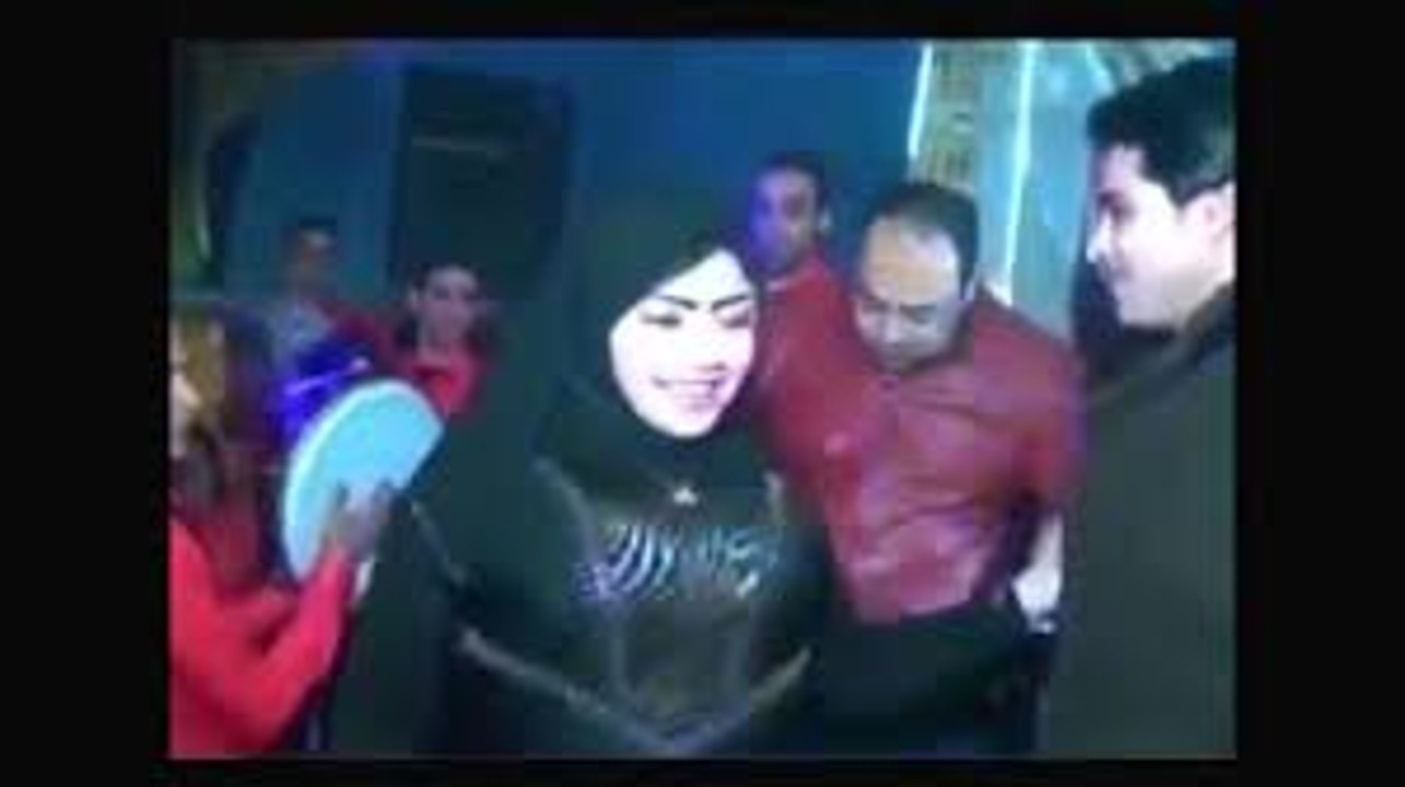 رقص فى فرح شعبى لابسة عباية بس -