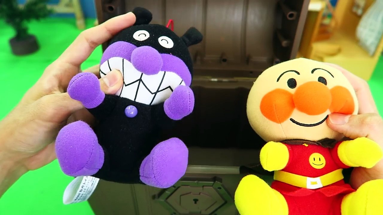 アンパンマン おもちゃアニメ 宝箱どっちがたくさん入るかな ばいきんまんと対決！ Cramming in the Treasure Box Battle